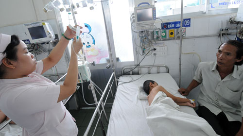 Trẻ mắc bệnh tay chân miệng được điều trị tại Bệnh viện Nhi Đồng I, TP.HCM.